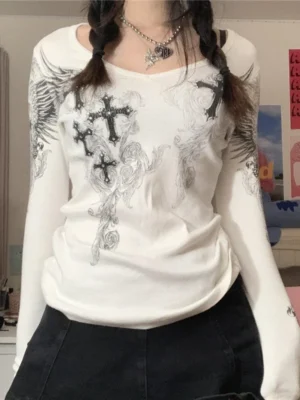 Camiseta Feminina Grunge Fairy Cross Wings | Manga Longa Streetwear 2026