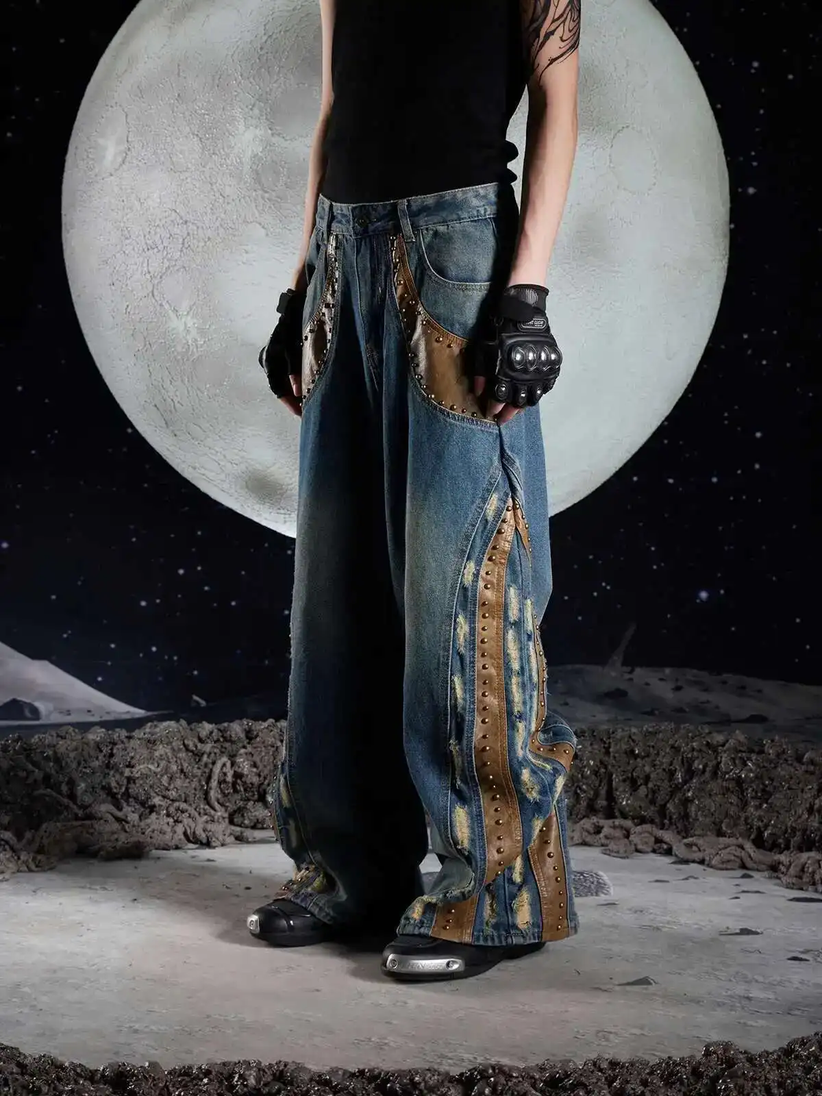 Calça Jeans HKSH Original Premium | Detalhes em Couro PU, Rebites Metálicos e Design Exclusivo - Imagem 4